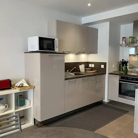 - T2 Bord De - Centre-ville Avec Parking - Fr-1-738-33 *