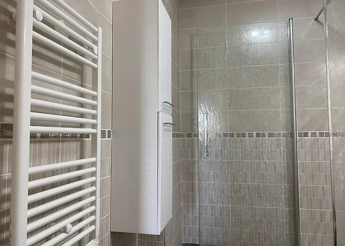 - T2 Bord De - Centre-ville Avec Parking - Fr-1-738-33 *