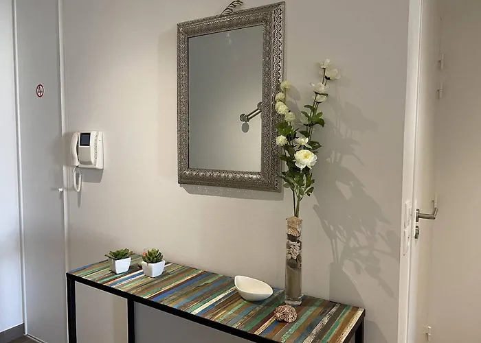 - T2 Bord De - Centre-ville Avec Parking - Fr-1-738-33 *