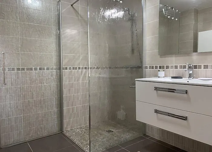 Apartman - T2 Bord De - Centre-ville Avec Parking - Fr-1-738-33 *